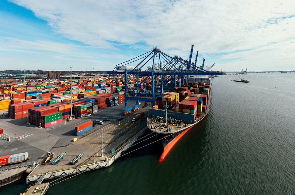 International container shipping port and cargo vessel